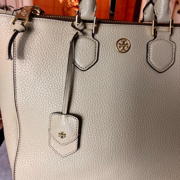Tory Burch Robinson pebbled leather tote bag cream color with logo charm tag - Picture 3 of 17